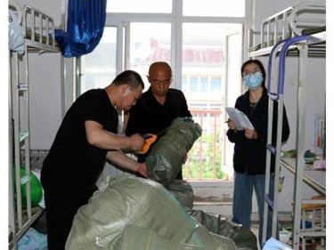 温情毕业“寄” 真情满校园 leyu乐鱼中国体育官网为2022届毕业生打包邮寄行李